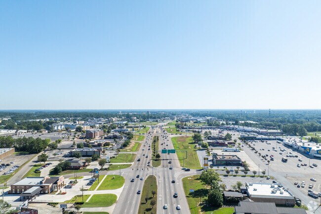 Hardy Street is a major thoroughfare in Hattiesburg, connecting various neighborhoods.