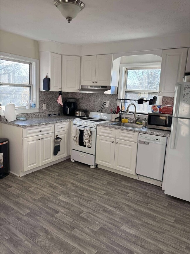 208 Buena Vista Ave, Newington, CT 06111