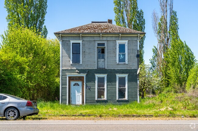 Colonial Revivals built in the 1920's and 1930's dot the streets of Shedd, Oregon.