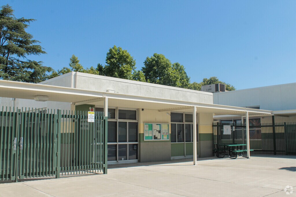Los Arboles Elementary School is in the Hellyer neighborhood of San Jose.