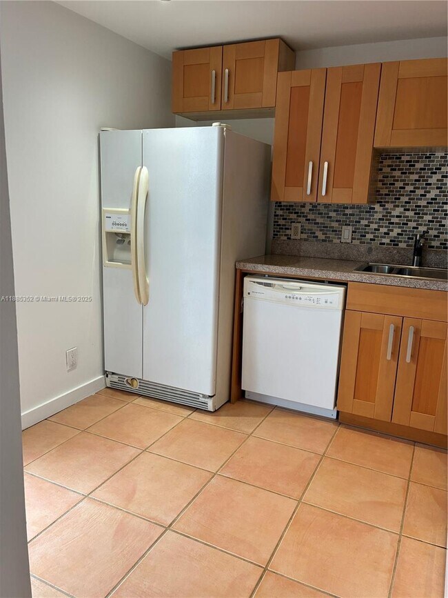 3401 N Country Club Dr unit 6, Miami, FL 33180 - photo 4