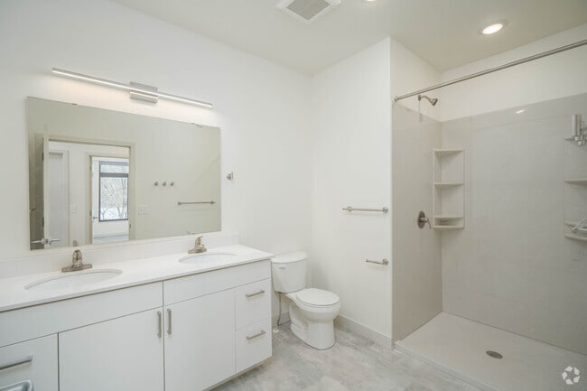 2BR,1BA - 965SF - Bathroom
