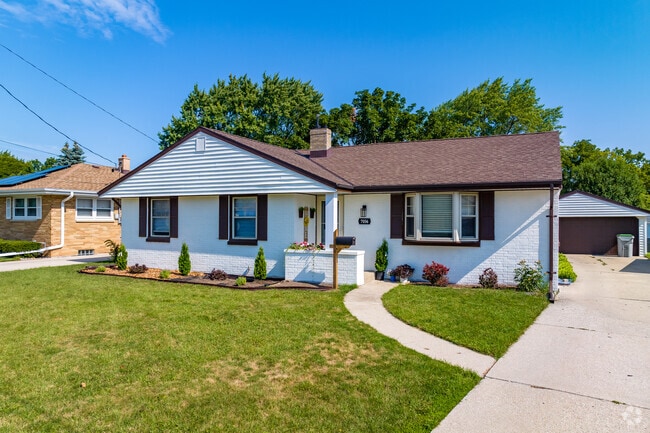 Cozy ranch home in Wedgewood, Milwaukee, perfect for a family.