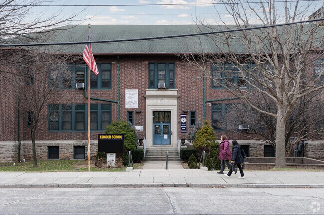 Lincoln Elementary School in Ridgefield Park, NJ gets a Niche grade of B-.