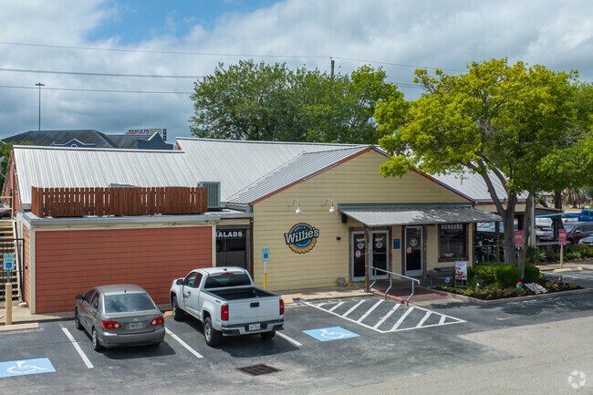 Willie’s Grill & Icehouse offers casual burgers and brews in Jersey Village.