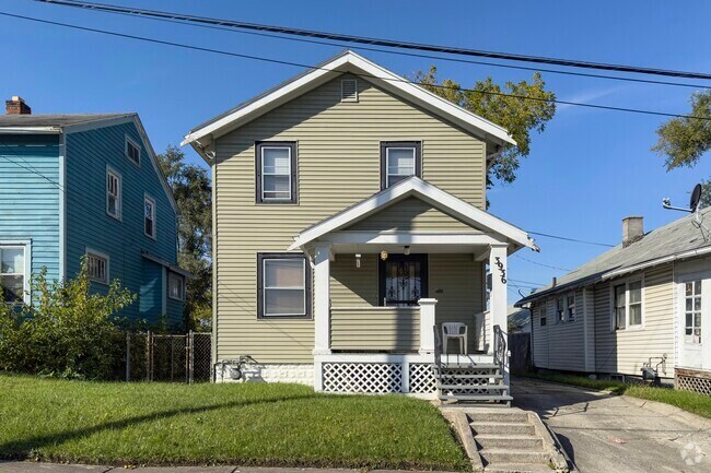 Homes on South Calhoun Place display diverse color palettes.