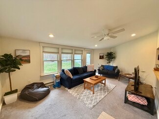 8 Hanson Dr, Topsham, ME 04086