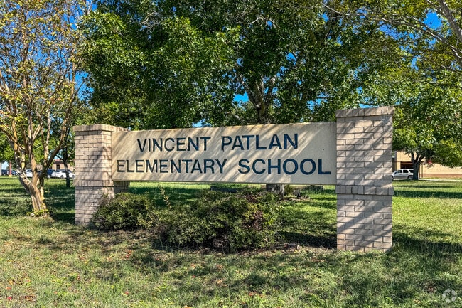 It is a public elementary school in the Seguin Independent School District.