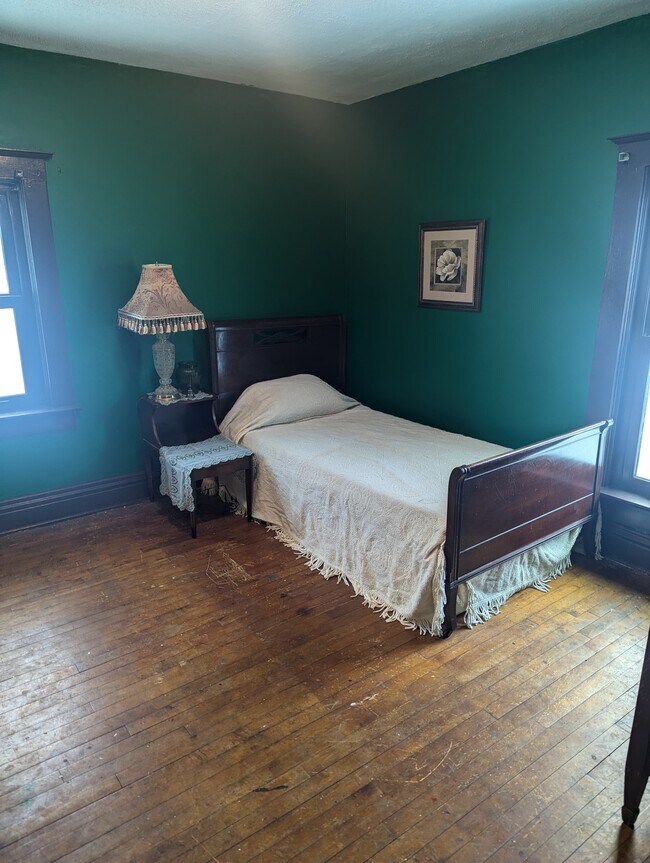 1711 N 3rd St unit The Yellow Room, Wausau, WI 54403 - photo 2