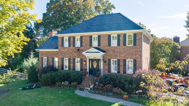 Many Colonial style home in Huntscroft.
