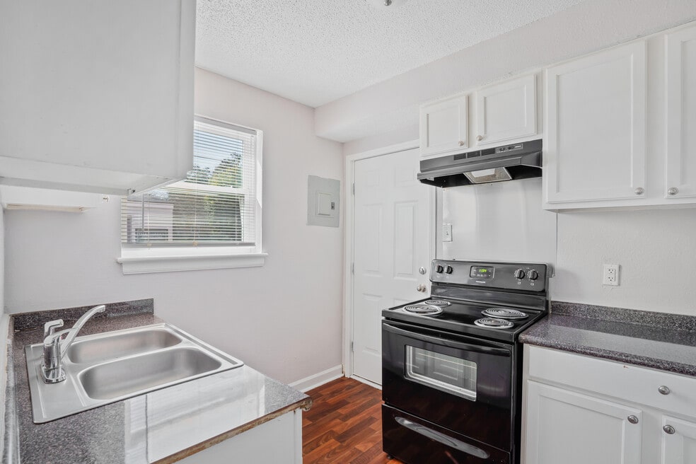 Oak Garden, Chickasaw, AL 36611 - photo 1