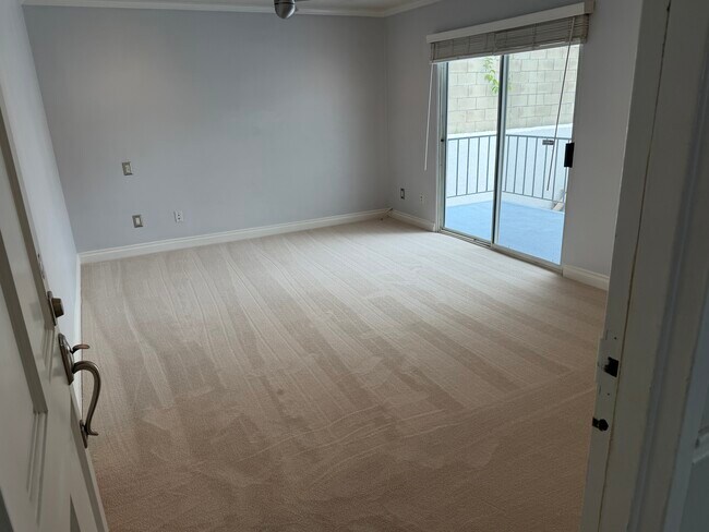 Living room and 2nd balcony
