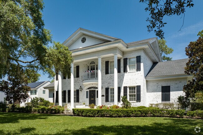 Colonial revival homes can be found throughout Midtown Savannah.