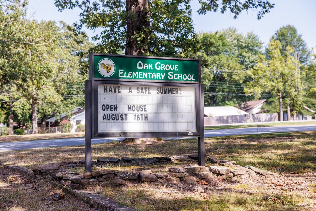 Oak Grove Elementary School is part of the Pulaski County Special School District.