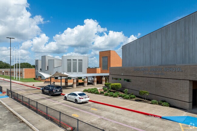 Highlands Junior High has a student body of 994 students.