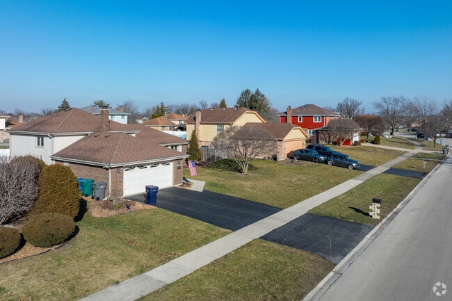 Single family homes in Central Orland sit on oversized lots.