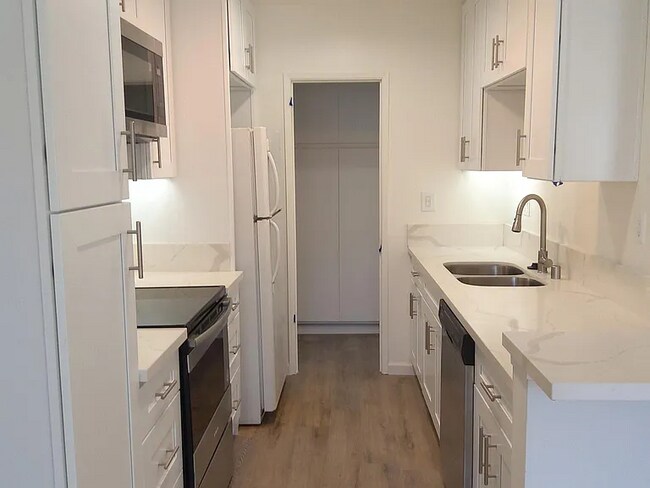 12928 Moorpark St unit 3, Los Angeles, CA 91604 - photo 3