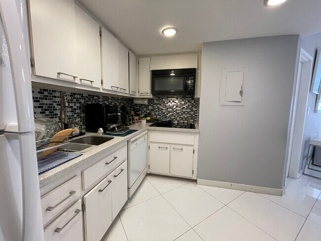 Four Ambassadors Tower 4 unit 470-71, Miami, FL 33131 - photo 4