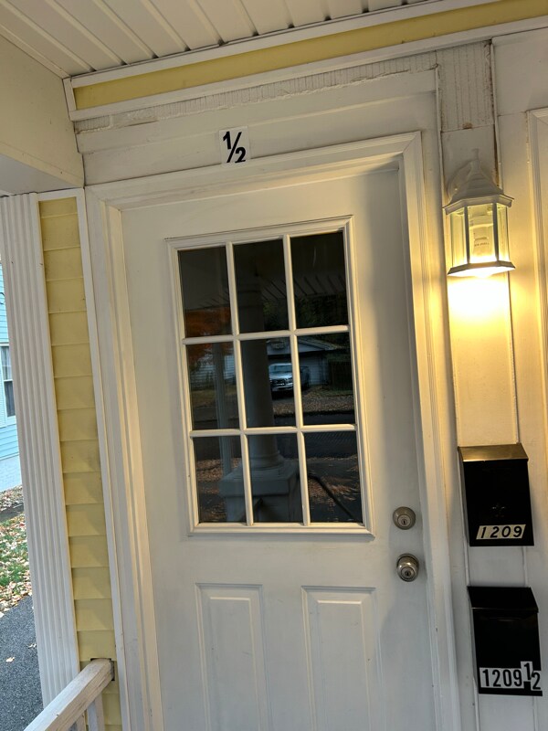 1209 1/2 W Governor St, Springfield, IL 62704 - photo 2