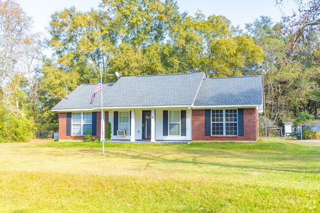 Mobile Terrace features a number of colonial revival homes.