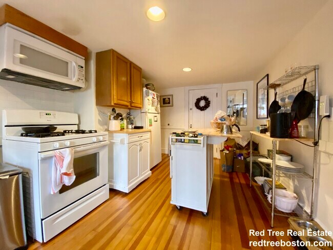 24 Grovenor Rd unit 4, Jamaica Plain, MA 02130 - photo 7