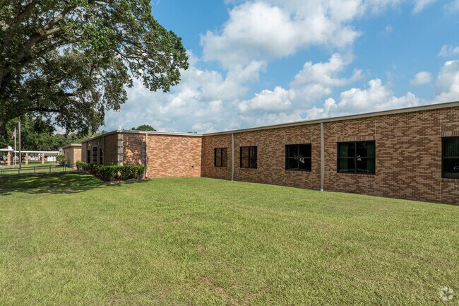 Central Elementary has a student teacher ratio of 16:1.