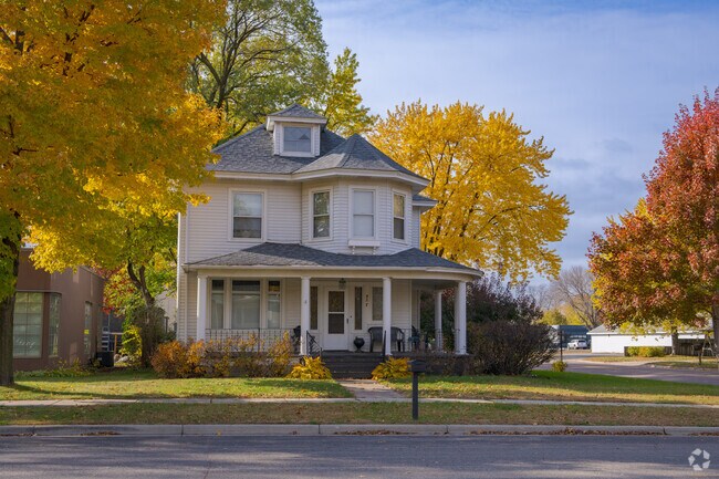 American Foursquares showcase Litchfield’s early‑20th‑century roots.