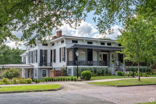 The Goetchius House in Downtown Columbus is a neighborhood favorite restaurant amongst locals.