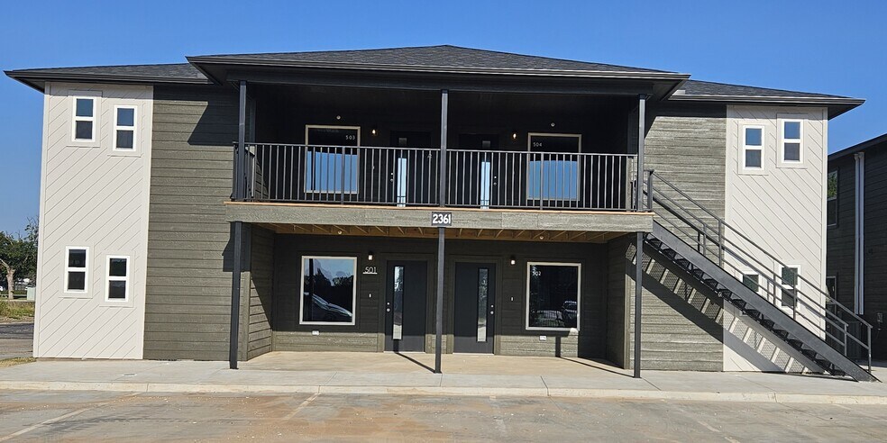 2361 N Thompkins Ave unit 502, Bethany, OK 73008 - photo 1