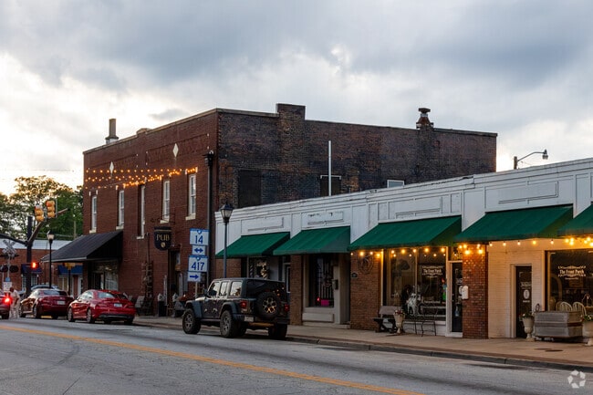 Warm streets with vintage small town vibes define Simpsonville.