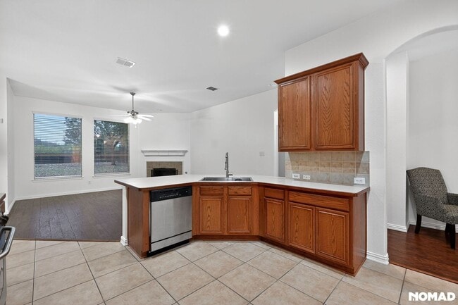 1020 Fair Oaks Dr, Grand Prairie, TX 75052 - photo 5