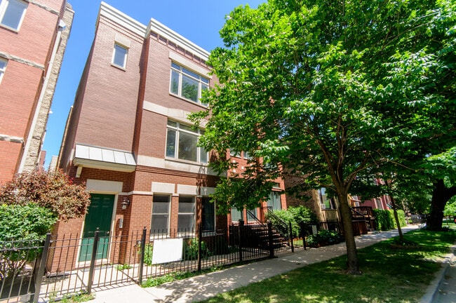 1344 W Grenshaw St unit B, Chicago, IL 60607 - photo 2