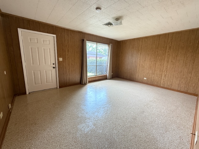 215 Clause Ln, Lafayette, LA 70507 - photo 2