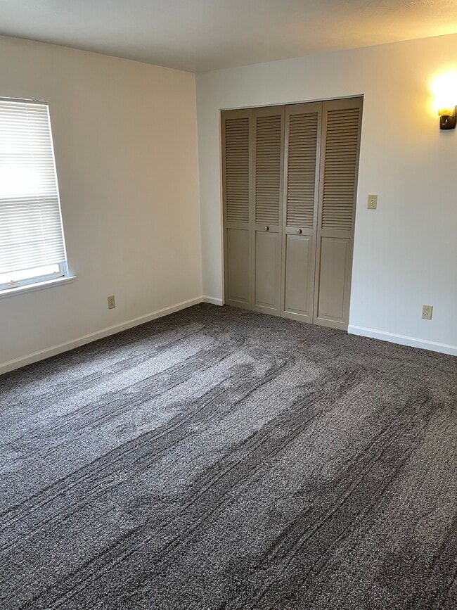 Bedroom w/ oversized closet