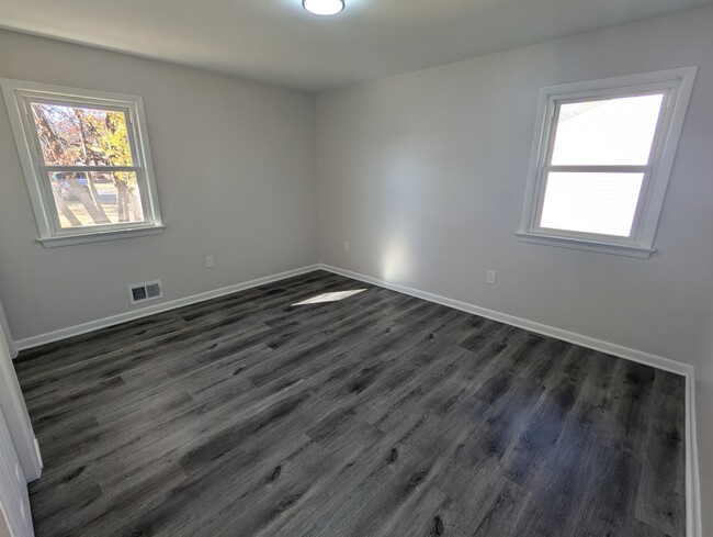 Bedroom 2 - view 1