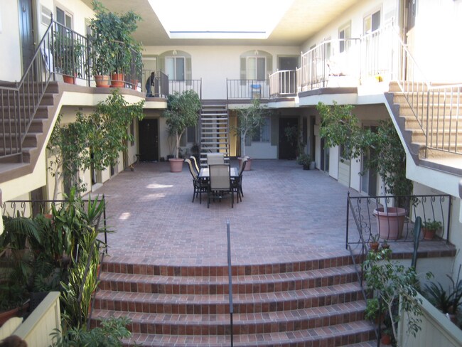 127 S Adams St unit 18, Glendale, CA 91205 - photo 2