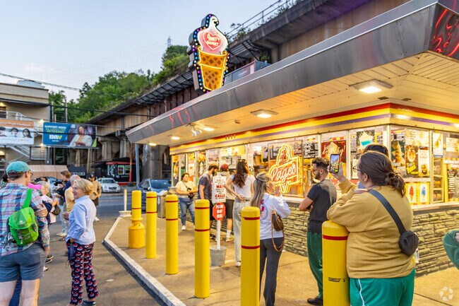 If you are looking for Ice Cream Page’s Dairy Mart is a family owned business in Arlington.