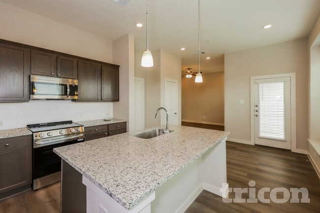 301 Lincoln Cir, Saginaw, TX 76179 - photo 4