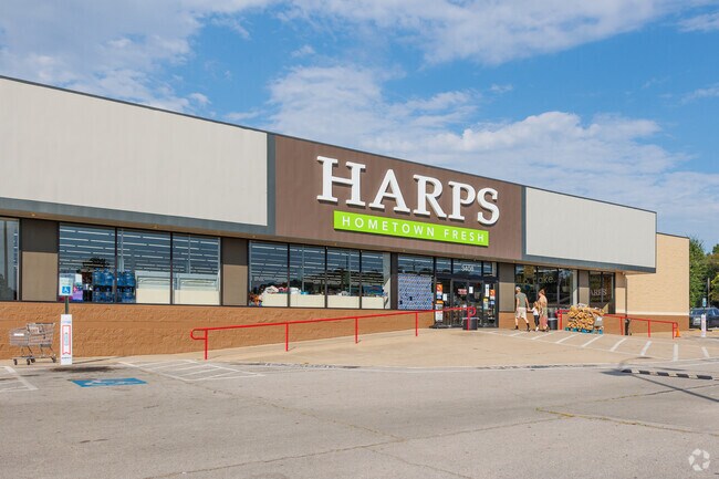 Harps restaurant is located very close to Oak Park.