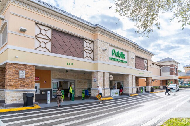 Quality meets variety at Rolling Green Ridge Publix – your shopping pleasure awaits.