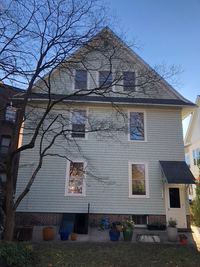 642 Orange St unit 3rd Floor Apartment, New Haven, CT 06511 - photo 3