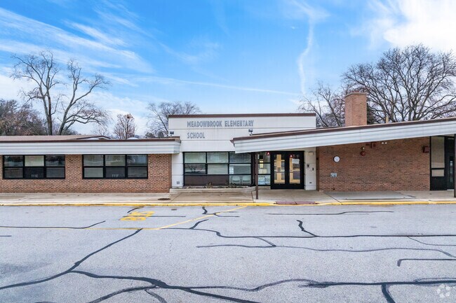 Meadowbrook Elementary School has an average student to teacher ratio of 11 to 1.