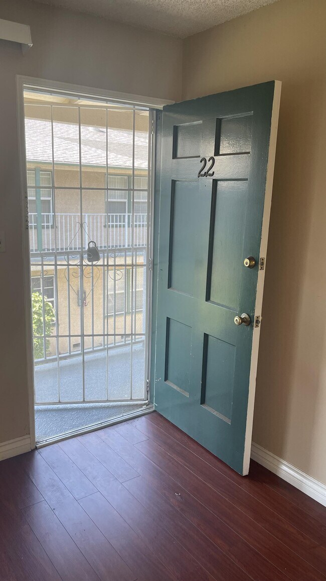 410 S Sierra Madre Blvd unit 22, Pasadena, CA 91107 - photo 2