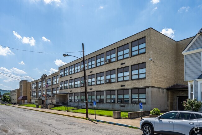 The student-teacher ratio at Daw Elementary School is 12 to 1.