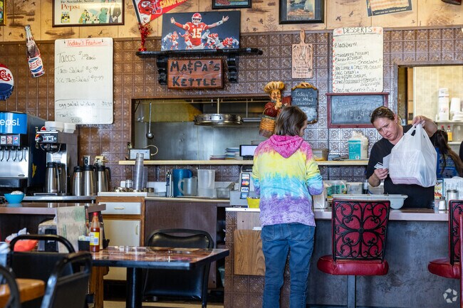 Ma & Pa's Kettle Restaurant is a family establishment, highly rated and  open all day.