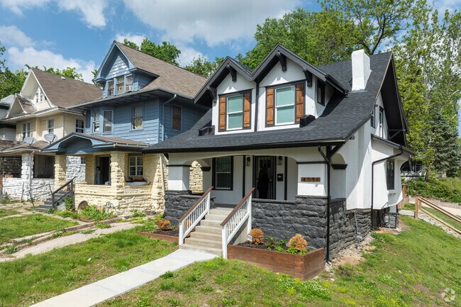 This shirtwaist home is a gem located in Oak Park Southwest.