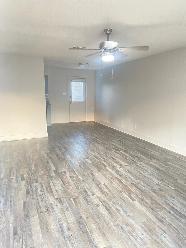 Hampton Townhomes 121 S Hampton Rd, Crowley, TX