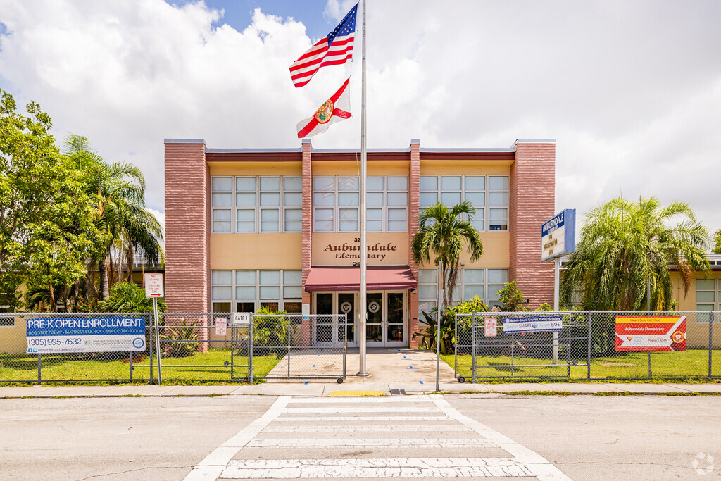 Auburndale Elementary School is dedicated on producing independent and great individuals.