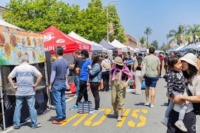 Theres plenty of options for freshly prepared hot food at the Alhambra Farmers Market near Alhambra Hills.
