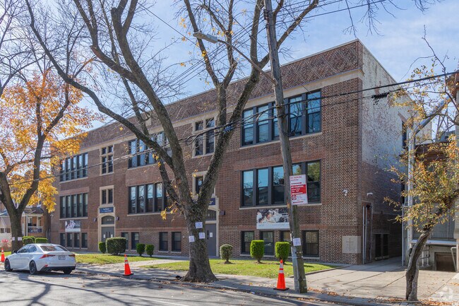 East Flatbush Ascend Charter School has a student-teacher ratio of 10 to 1.